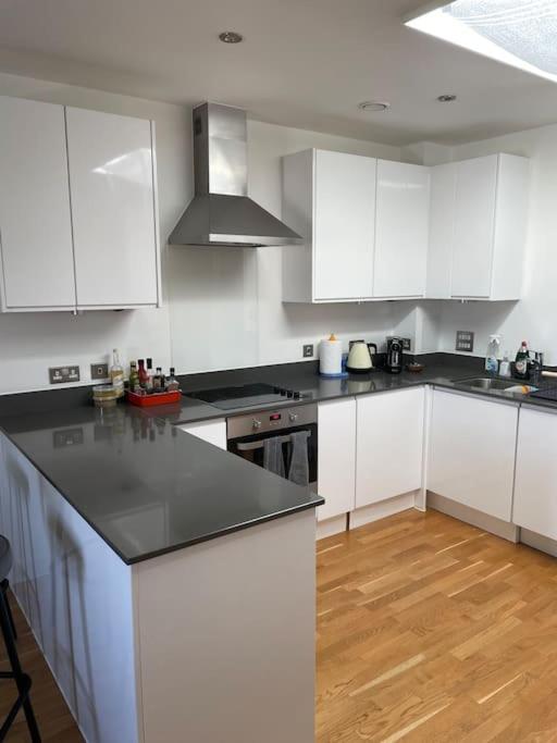 Lovely 2-Bed Flat With Well Equipped Kitchen Lejlighed Ealing Eksteriør billede