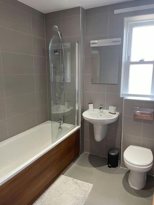 Lovely 2-Bed Flat With Well Equipped Kitchen Lejlighed Ealing Eksteriør billede
